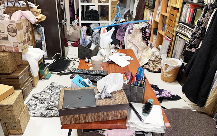 散らかった室内