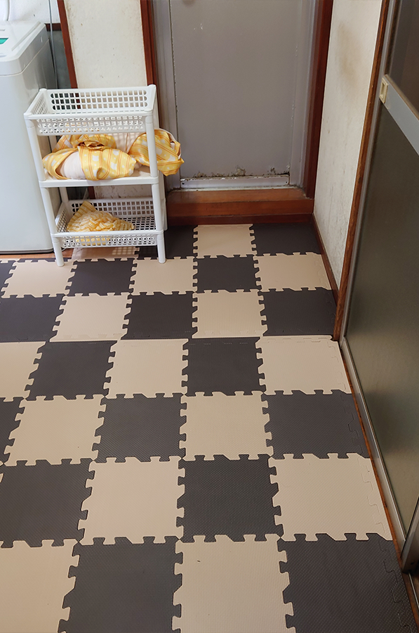 お風呂前のフローリングにジョイントマットを敷いた様子。