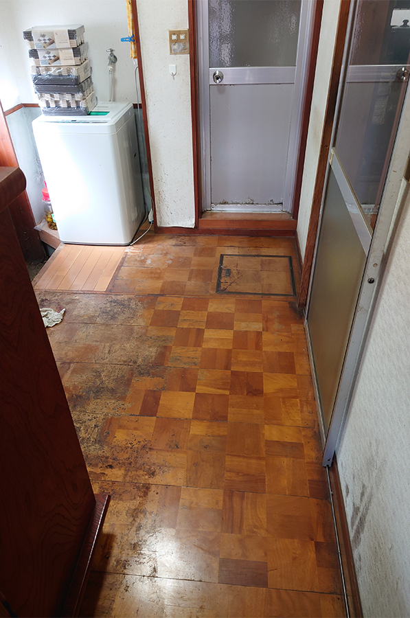 お風呂前の床のフローリングの様子。